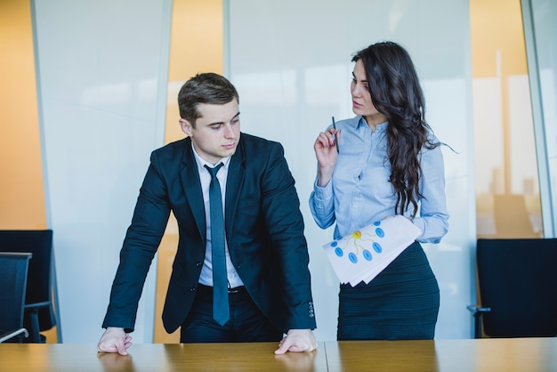 Foto gratuita mujer de negocios explicando algo al ceo