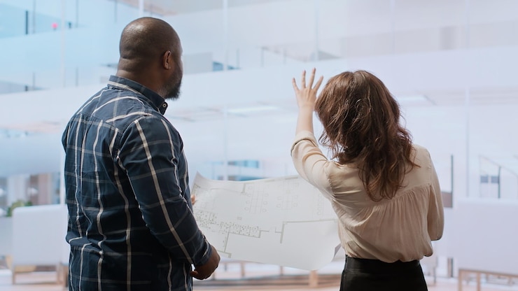 Foto gratuito mujer de negocios explicando su visión de renovación en los planes