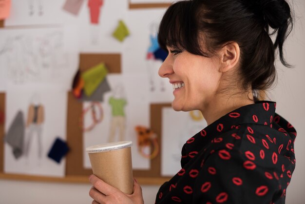 Mujer de negocios de felicidad con café