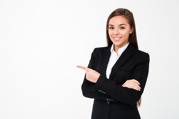 Mujer de negocios feliz apuntando a copyspace.