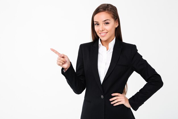 Mujer de negocios feliz apuntando a copyspace.