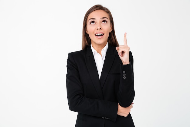 Mujer de negocios feliz apuntando a copyspace.