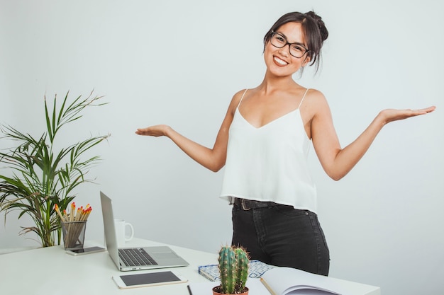 Mujer de negocios feliz con brazos abiertos