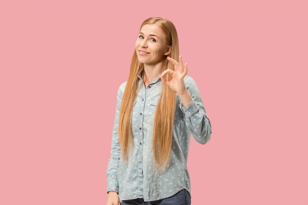 Mujer de negocios feliz, firme bien, sonriente, aislado en estudio rosado de moda