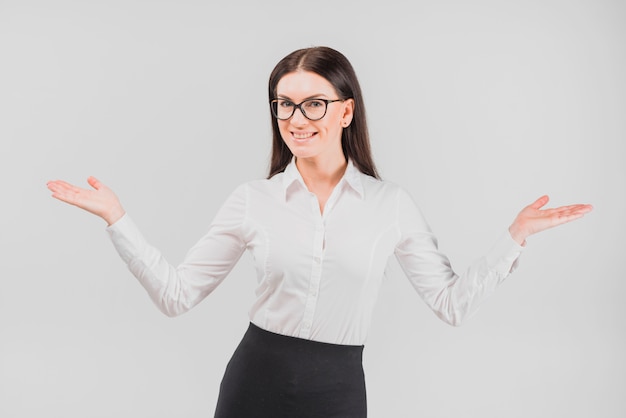 Foto gratuita mujer de negocios feliz en gafas