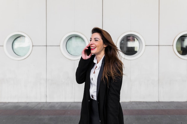 Foto gratuita mujer de negocios feliz hablando por teléfono