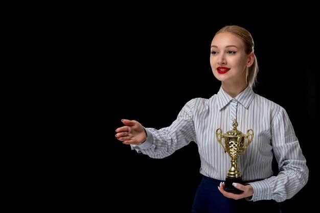 Mujer de negocios feliz linda chica dando un apretón de manos con trofeo con lápiz labial rojo en traje de oficina