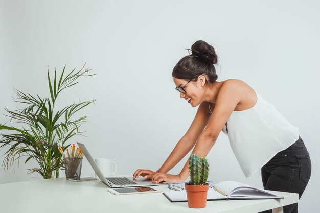 Mujer de negocios feliz mirando su portátil