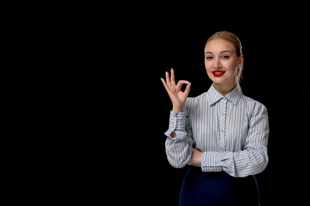 Mujer de negocios feliz niña sonriente mostrando gesto de signo ok con lápiz labial rojo en traje de oficina