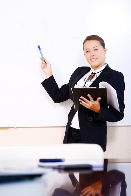 Mujer de negocios feliz en la oficina