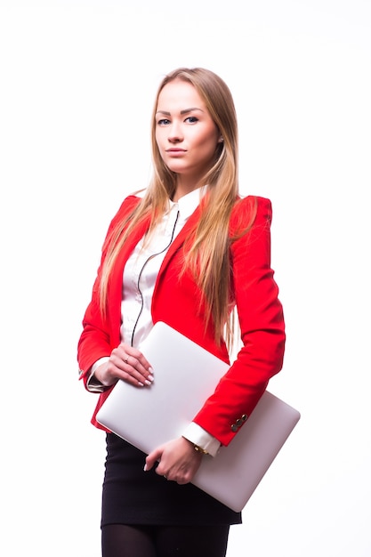 Mujer de negocios feliz con ordenador portátil sobre pared gris