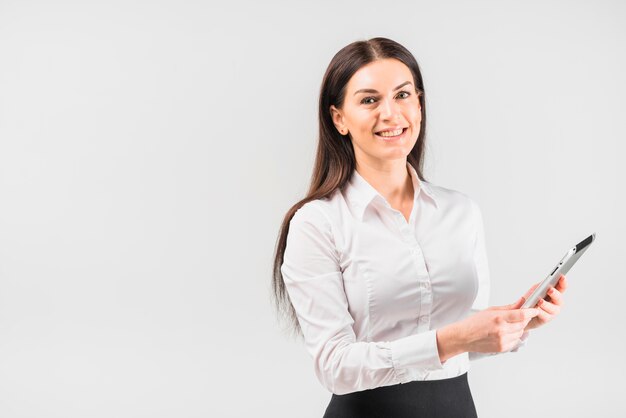 Mujer de negocios feliz que usa la tableta