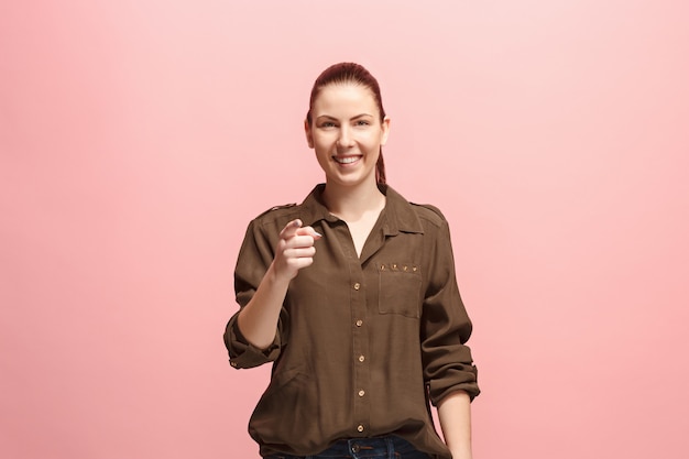 Mujer de negocios feliz señalando