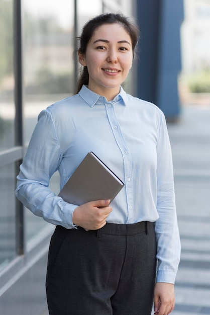 Mujer de negocios feliz de tiro medio