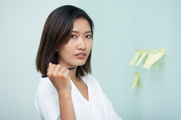 Mujer de negocios femenina pegajosa positivo