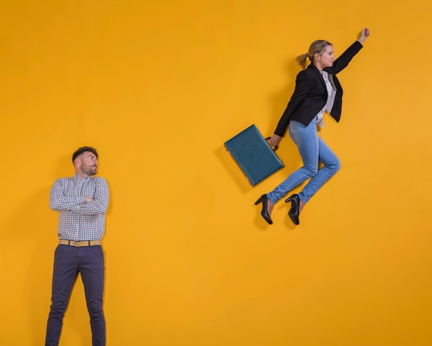 Mujer de negocios flotando en el aire