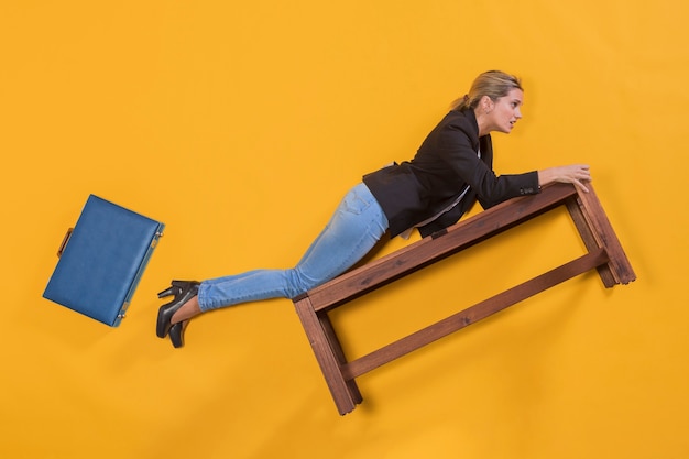 Mujer de negocios flotando en un banco