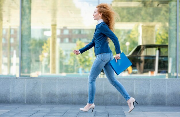 Mujer de negocios, funcionamiento, en, tacones altos