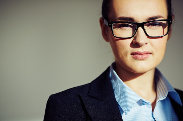 Foto gratuita mujer de negocios con gafas negras