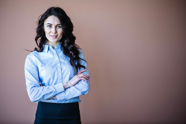 Mujer de negocios guapa con los brazos cruzados