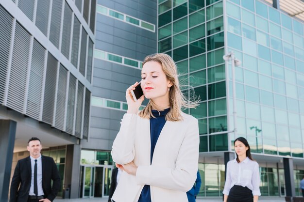 Mujer de negocios guapa haciendo una llamada