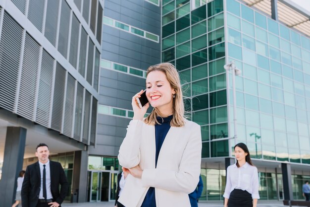 Mujer de negocios guapa haciendo una llamada