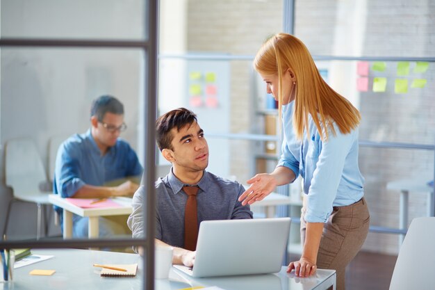 Mujer de negocios hablando con el empleado