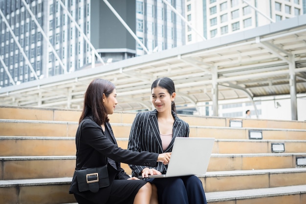 Mujer de negocios hablando o conversación al aire libre.