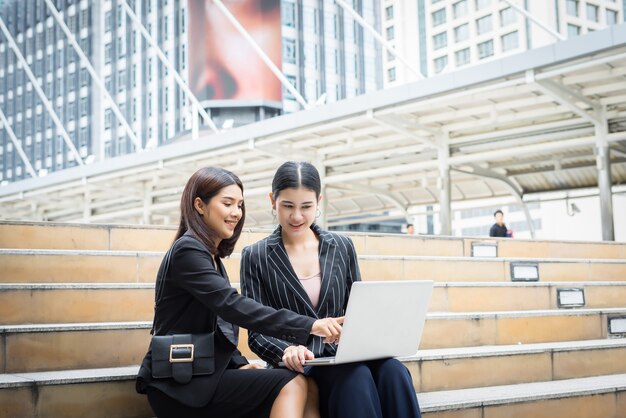 Mujer de negocios hablando o conversación al aire libre.