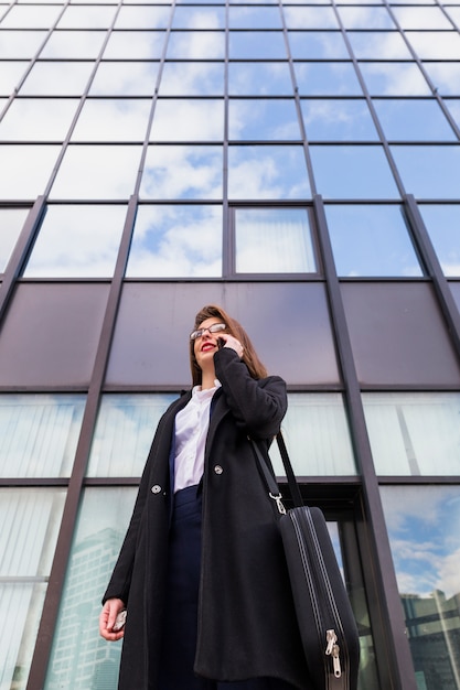 Foto gratuita mujer de negocios hablando por teléfono afuera