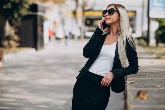 Mujer de negocios hablando por teléfono en la calle