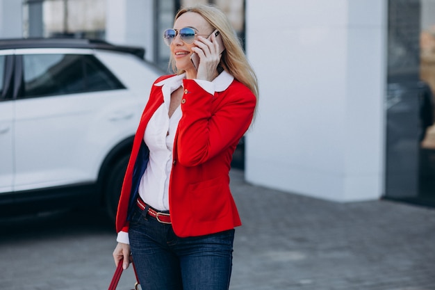 Mujer de negocios hablando por teléfono fuera del centro de la oficina