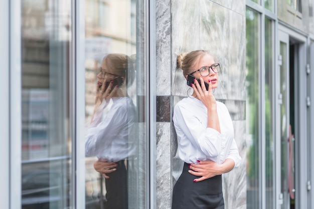 Mujer de negocios hablando por teléfono móvil