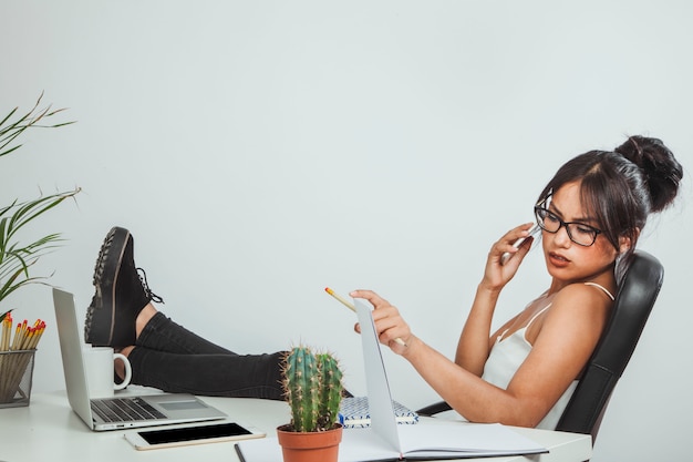 Foto gratuita mujer de negocios hablando por teléfono relajada