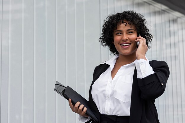 Mujer de negocios hablando por teléfono vista lateral