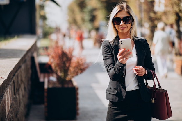 Foto gratuita mujer de negocios hablando por teléfono