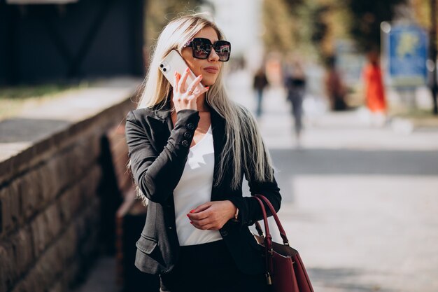 Mujer de negocios hablando por teléfono