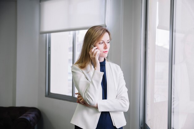 Mujer de negocios hablando por teléfono