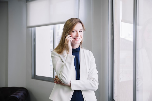 Foto gratuita mujer de negocios hablando por teléfono