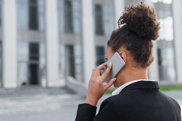 Foto gratuita mujer de negocios hablando por teléfono