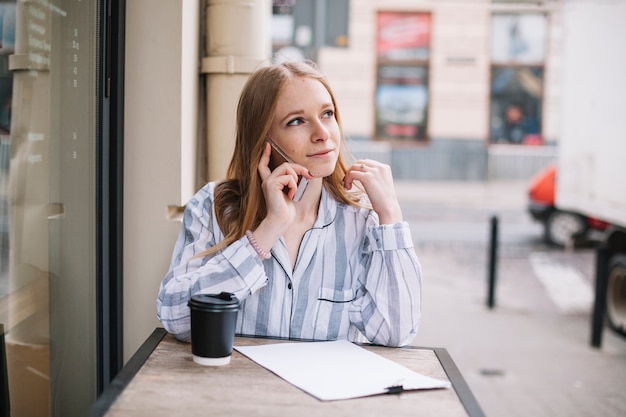 Foto gratuita mujer de negocios hablando