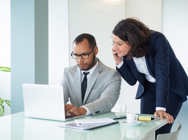 Mujer de negocios, hablar, cliente, teléfono móvil