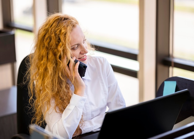 Foto gratuita mujer de negocios, hablar teléfono