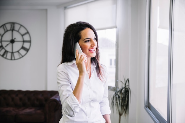 Foto gratuita mujer de negocios haciendo una llamada