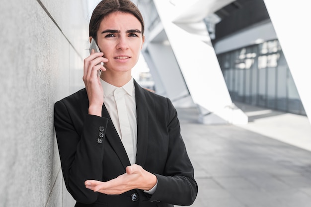 Foto gratuita mujer de negocios haciendo llamada