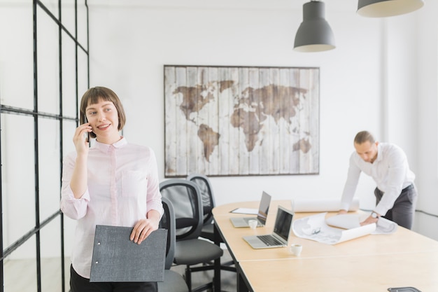 Foto gratuita mujer de negocios haciendo una llamada