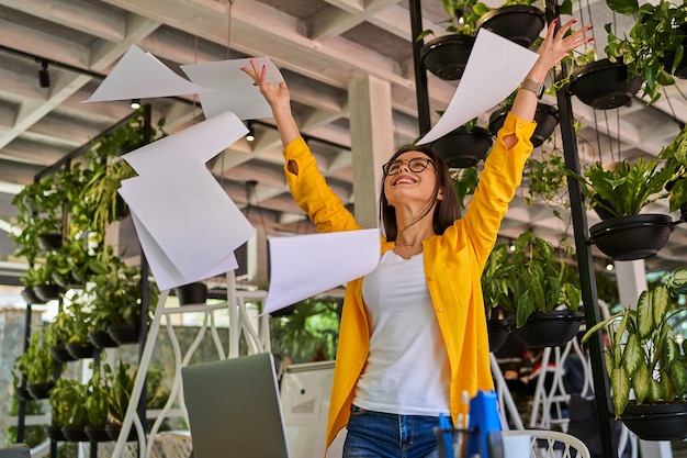 Mujer de negocios hermosa feliz en su oficina.