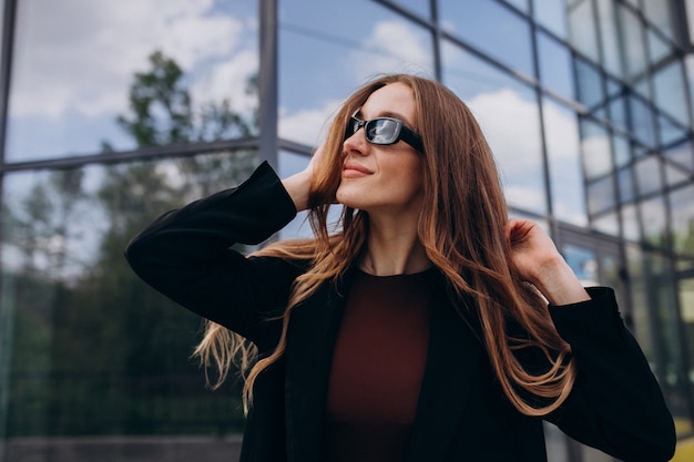 Mujer de negocios hermosa joven por el centro de la oficina