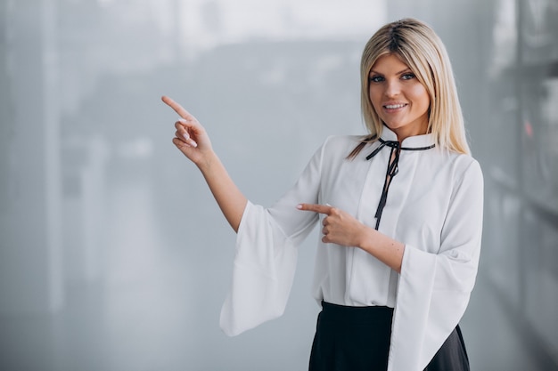 Mujer de negocios hermosa joven sobre fondo gris