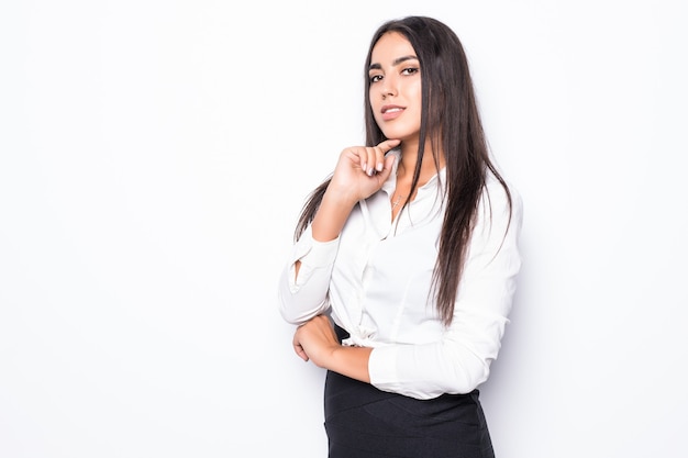 Mujer de negocios hermosa pensamiento aislada en blanco